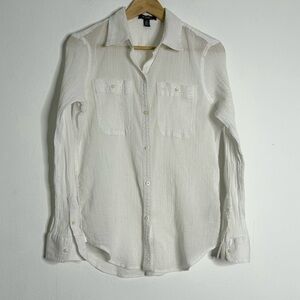 Chaps white crinkled cotton gauze button blouse w/ front chest pockets. Size L